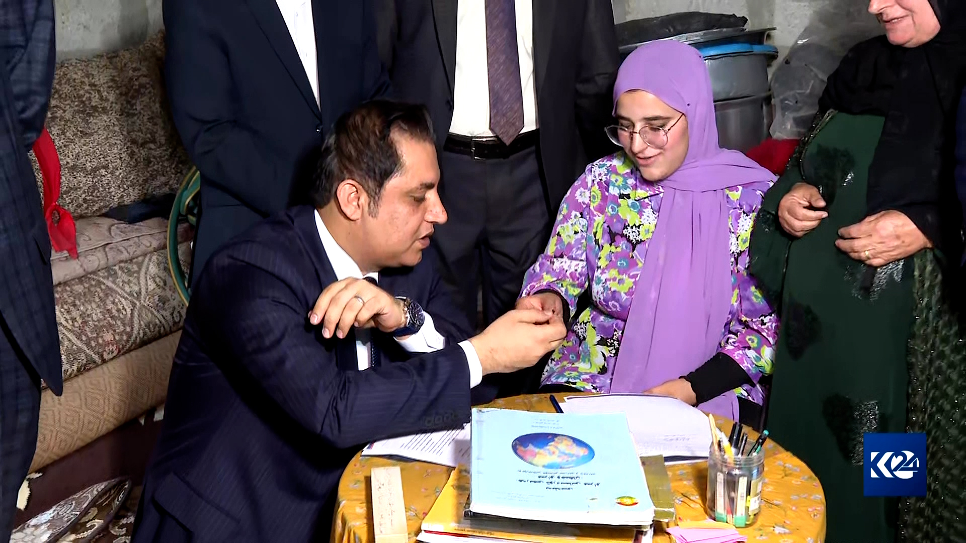 Mesrûr Barzanî xaniyek pêşkêşî xwendekara yekem Henar Taha kir